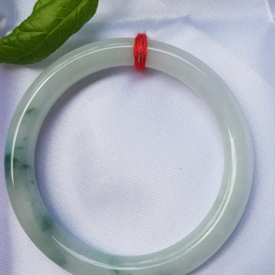 Vòng Tay Đá Ngọc Cẩm Thạch tự nhiên TR LÝ 49mm x cọng 7,2mm Màu bạch ngọc trắng bóng điểm lý xanh rêu rất là đẹp sang Nữ mệnh Kim, mệnh Thủy năngh 47kg - 51kg đeo đẹp ạ