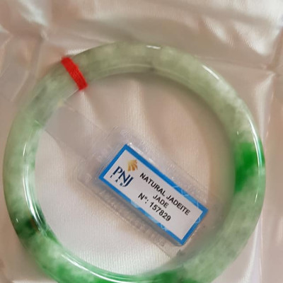 Vòng tay đá ngọc Cẩm Thạch Tự Nhiên Đậu Lý AI Sao 61mm x cọng 9mm Vòng kiểm định P No 157829 Natural Jadeite Xanh Đậu Lý bông bông sáng đều đẹp sang Màu Xanh Đậu Lý bông bông sáng đều đẹp sang ạ