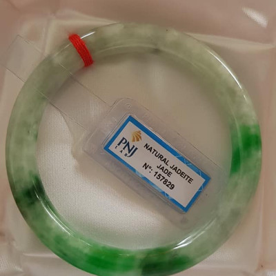 Vòng tay đá ngọc Cẩm Thạch Tự Nhiên Đậu Lý AI Sao 61mm x cọng 9mm Vòng kiểm định P No 157829 Natural Jadeite Xanh Đậu Lý bông bông sáng đều đẹp sang Màu Xanh Đậu Lý bông bông sáng đều đẹp sang ạ