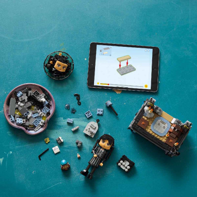 LEGO WEDNESDAY 76780 Đồ Chơi Lắp Ráp Nhân Vật Wednesday Addams (702 chi tiết)