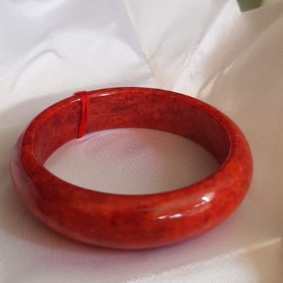 Vòng Cẩm Thạch mới Bản Hẹ Đỏ 56mm x cao 15mm x dầy 7,5mm màu đỏ bông bông đều đậm đẹp nữ mệnh hỏa mệnh thổ 54kg - 65kg đeo hợp ạ