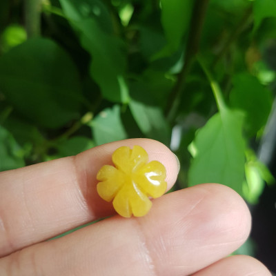 Trang sức phối vòng tay Bông Hoa Cỏ 4 Lá Đá cẩm thạch VÀNG ANH ĐẬM đẹp Size bông 14mm x 6mm x lỗ đk 2mm Nữ mệnh Kim Thổ Thủy phối với Vòng đeo tay, làm mặt dây chuyền, mặt nhẫn đeo ạ