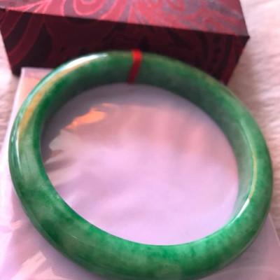 VÒNG TAY NAM ĐÁ CẨM THẠCH BẢN HẸ CỒ LÝ Size LỚN 68MM x Cao 12mm x Dầy 10mm  MÀU XANH LÁ ĐẬM BÓNG ĐỀU ĐẸP  NAM MỆNH MỘC HOẢ 80Kg Đến 95Kg ĐEO ĐẸP Ạ