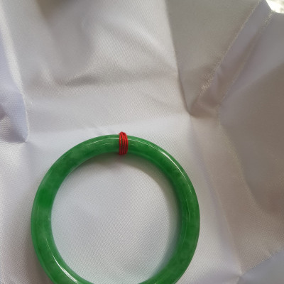 Vòng tay nữ đá cẩm thạch Đậu Nở Sao 52mm x 7,2mm  Màu Xanh đậu lá tươi nhẹ nhàng bóng đẹp  Nữ mệnh Mộc, Hỏa, Thủy 50kg-57kg đeo ạ