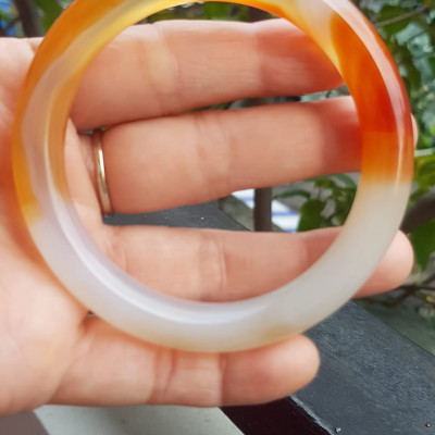 Vòng tay Nữ đá mã não đỏ cam trắng Ni 56mm x chột to 9mm Màu trắng đỏ cam nhẹ 1 bên vân nhẹ nhàng đẹp ạ Nữ 55kg - 63kg đeo xinh tay đẹp ạ