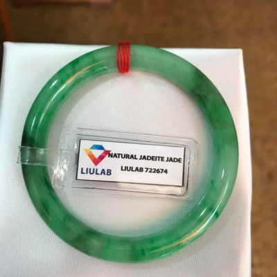 CHIẾC VÒNG NỮ LÝ VÂN A SỊN 49MM KÈM GIẤY KIỂM ĐỊNH LIULAB No 722674  CHẤT LIỆU 100% ĐÁ CẨM THẠCH THIÊN NHIÊN  MÀU XANH LÝ VÂN TƯƠI ĐẸP NỮ 45KG-51KG ĐEO SANG TAY Ạ