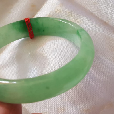 Vòng Cẩm Thạch tự nhiên Bản Hẹ Sịn size 53mm x cao 12mm x dầy 7mm màu xanh lý tươi bóng đẹp nữ 51kg - 56kg đeo ạ