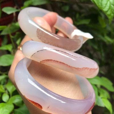 Vòng Mã Não Chu Sa Bản Hẹ Vân Ni 58mm Cao 15mm Dầy 7mm Màu Trắng Bóng Vân Nâu đẹp xinh xắn Nữ 55kg - 63kg đeo ạ