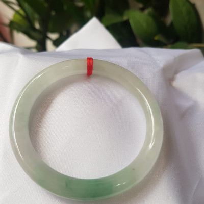 Vòng cẩm thạch Ngọc Đẹp Lý A SỊN 50mm x 7mm Chất liệu đá tự nhiên màu xanh ngọc bóng điểm xanh lý vân đậm tự nhiên bóng đẹp  Nữ 50kg - 56kg ạ