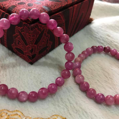 CHIẾC VÒNG NỮ TAY ĐÁ RUBBY HỒNG CÁNH SEN ĐẸP  SIZE VÒNG 7MM HỢP NỮ MỆNH HỎA MỆNH THỔ  100% ĐÁ RUBBY HỒNG TỰ NHIÊN Ạ