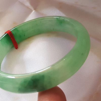 Vòng Cẩm Thạch tự nhiên Bản Hẹ Sịn size 53mm x cao 12mm x dầy 7mm màu xanh lý tươi bóng đẹp nữ 51kg - 56kg đeo ạ