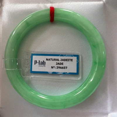 Vòng Cẩm Thạch Tự Nhiên Kiểm Định P Lab No 296657 Vip Sịn Ni 52mm x Chột 8mm Màu Xanh Lý Trắng nhẹ đều bóng mượt các Chị tay lên tay đẹp xuất sắc sịn sang xinh lắm nữ 50kg - 56kg đeo ạ