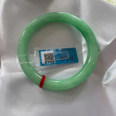 Vòng Cẩm Thạch Tự Nhiên Kiểm Định P Lab No 296657 Vip Sịn Ni 52mm x Chột 8mm Màu Xanh Lý Trắng nhẹ đều bóng mượt các Chị tay lên tay đẹp xuất sắc sịn sang xinh lắm nữ 50kg - 56kg đeo ạ