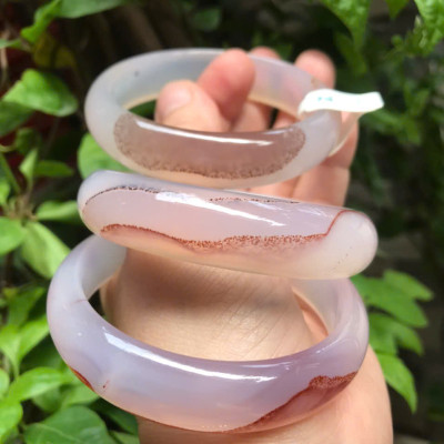 Vòng Mã Não Chu Sa Bản Hẹ Vân Ni 58mm Cao 15mm Dầy 7mm Màu Trắng Bóng Vân Nâu đẹp xinh xắn Nữ 55kg - 63kg đeo ạ