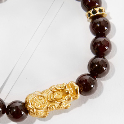 Vòng tay đá Garnet charm tỳ hưu bọc vàng 24k Ngọc Quý Gemstones