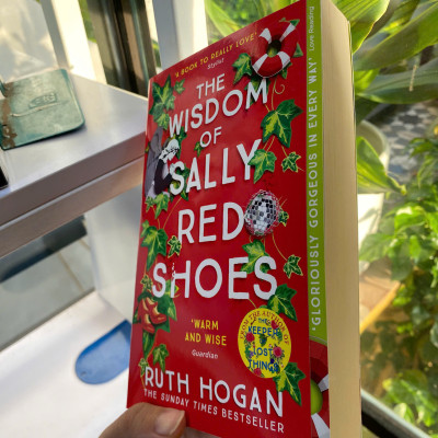 Sách - The Wisdom of Sally Red Shoes by Ruth Hogan | An irresistible novel of unexpected friendships / English Novel / Contemporary Fiction / Ngoại văn Nhập khẩu