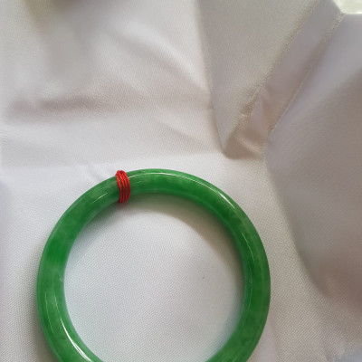 Vòng tay nữ đá cẩm thạch Đậu Nở Sao 52mm x 7,2mm  Màu Xanh đậu lá tươi nhẹ nhàng bóng đẹp  Nữ mệnh Mộc, Hỏa, Thủy 50kg-57kg đeo ạ