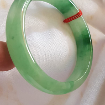 Vòng Cẩm Thạch tự nhiên Bản Hẹ Sịn size 53mm x cao 12mm x dầy 7mm màu xanh lý tươi bóng đẹp nữ 51kg - 56kg đeo ạ