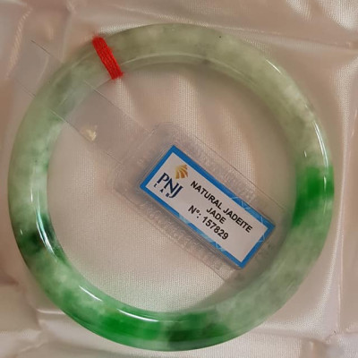 Vòng tay đá ngọc Cẩm Thạch Tự Nhiên Đậu Lý AI Sao 61mm x cọng 9mm Vòng kiểm định P No 157829 Natural Jadeite Xanh Đậu Lý bông bông sáng đều đẹp sang Màu Xanh Đậu Lý bông bông sáng đều đẹp sang ạ