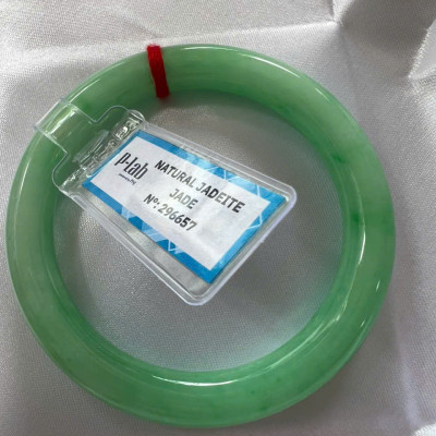 Vòng Cẩm Thạch Tự Nhiên Kiểm Định P Lab No 296657 Vip Sịn Ni 52mm x Chột 8mm Màu Xanh Lý Trắng nhẹ đều bóng mượt các Chị tay lên tay đẹp xuất sắc sịn sang xinh lắm nữ 50kg - 56kg đeo ạ