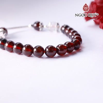 Vòng tay hạt đá thiên nhiên phối charm tuarua treo - Ngọc Quý