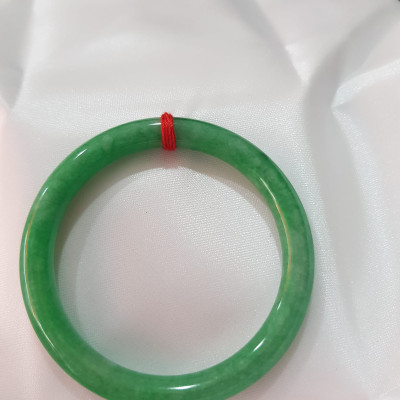 Vòng Tay Đá Cẩm Thạch Đậu 50mm x 7mm đẹp  Màu Xanh Ngọc Đậu đều đẹp Hợp mệnh Hỏa Mộc Thủy  Nữ cân nặng 50kg - 55kg đeo đẹp ạ