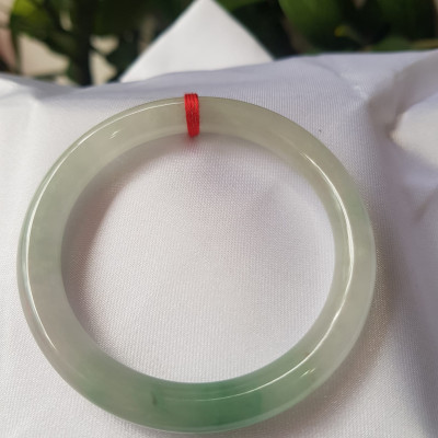 Vòng cẩm thạch Ngọc Đẹp Lý A SỊN 50mm x 7mm Chất liệu đá tự nhiên màu xanh ngọc bóng điểm xanh lý vân đậm tự nhiên bóng đẹp  Nữ 50kg - 56kg ạ