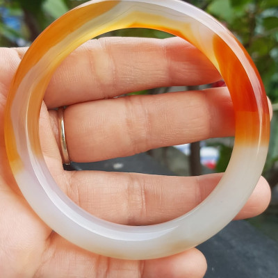 Vòng tay Nữ đá mã não đỏ cam trắng Ni 56mm x chột to 9mm Màu trắng đỏ cam nhẹ 1 bên vân nhẹ nhàng đẹp ạ Nữ 55kg - 63kg đeo xinh tay đẹp ạ