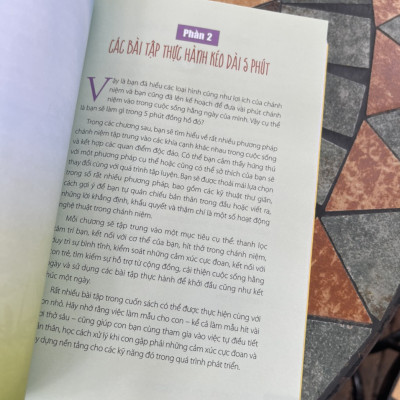 (Bìa mềm, in màu) CON TẬP ĐI CHAM MẸ TẬP BÌNH TĨNH – Stacy Spensley – Khánh Trang dịch - Thái Hà - NXB Lao Động