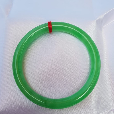 Vòng cẩm thạch Mới Lý 52mm x 7mm Vòng Xanh lá tươi 52kg - 56kg Nữ mệnh Mộc mệnh Hỏa Thủy đeo ạ