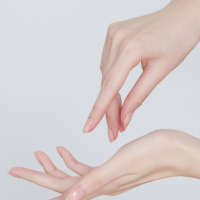 Kem Dưỡng Da Tay Ý Dĩ Chống Khô Nứt Nẻ 25905 Hatomugi Hand Cream (65 G)