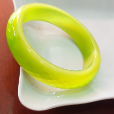 Vòng tay bản hẹ đá mắt mèo giác xanh đợt chuối tươi sáng mới đẹp lạ vòng Ni 55mm x Cao 15mm x dầy 7mm nữ mệnh mộc mệnh hoả 52kg - 56kg  đeo rẻ đẹp