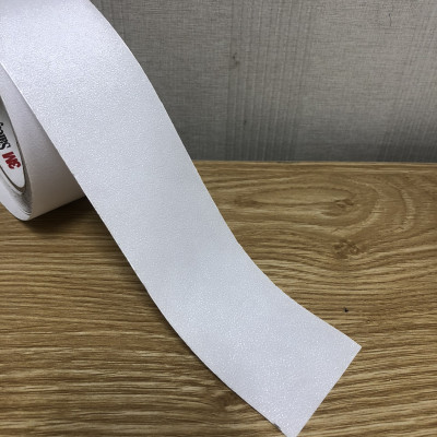 Nguyên cuộn băng keo chống trượt 220 3M Safety-Walk, chịu nước tốt, màu trắng trong, size 5cm X 18,3m