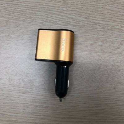 Tẩu sạc ô tô nhãn hiệu Hoco Z10 có 2 cổng USB (5V 2.1A) và màn hình Led hiển thị thông số điện áp