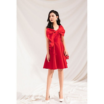 ĐẦM XÒE MỘT VAI DÚN NƠ LỚN TRƯỚC NGỰC