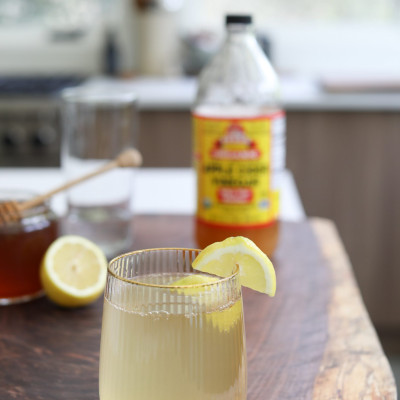 Giấm táo hữu cơ Bragg - Organic Apple Cider Vinegar