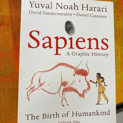 Sách - Sapiens: A Graphic History: The Birth of Humankind (Vol. 1) by Yuval Noah Harari/Paperback & Illustrated - Ngoại văn chính hãng